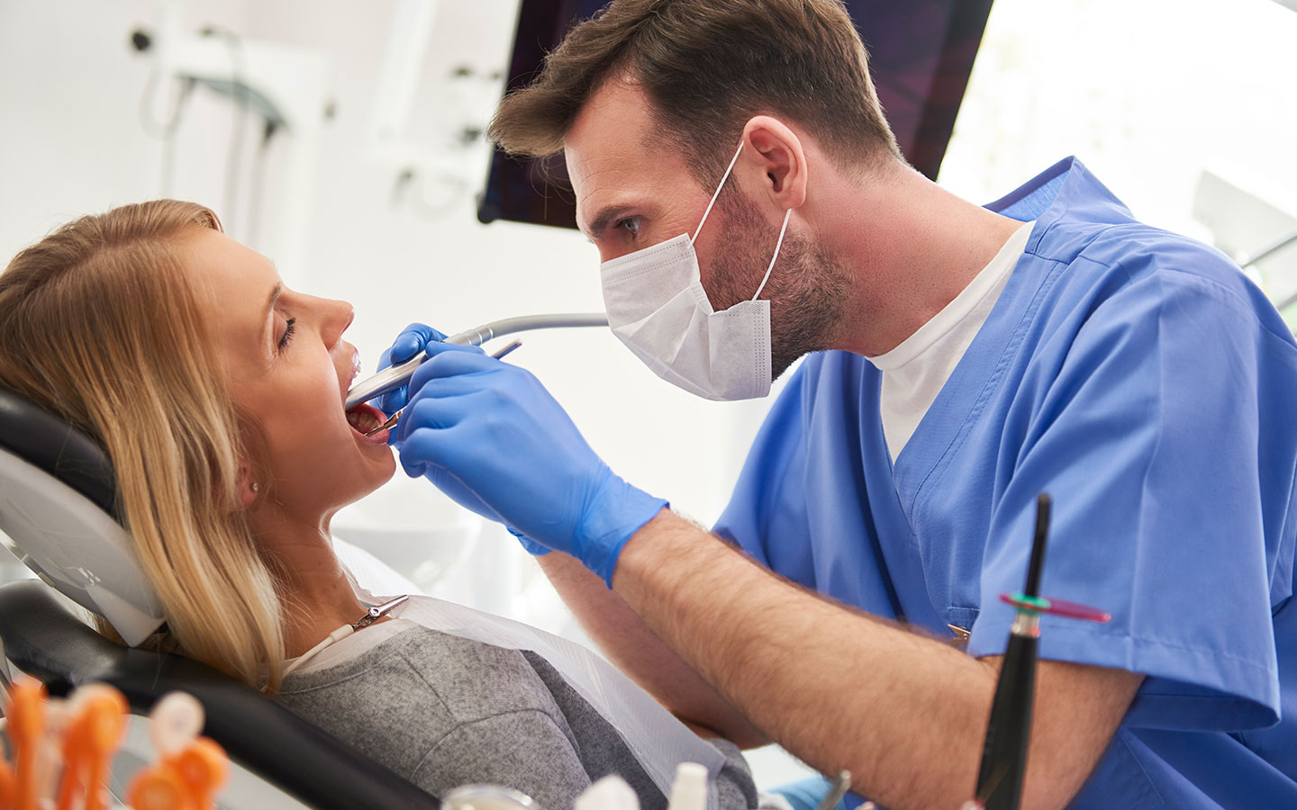 Ce presupune un implant dentar?