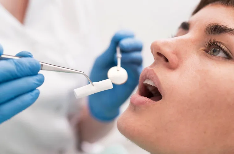 Cât durează un implant dentar și ce presupun etapele tratamentului de la consultație până la dintele final